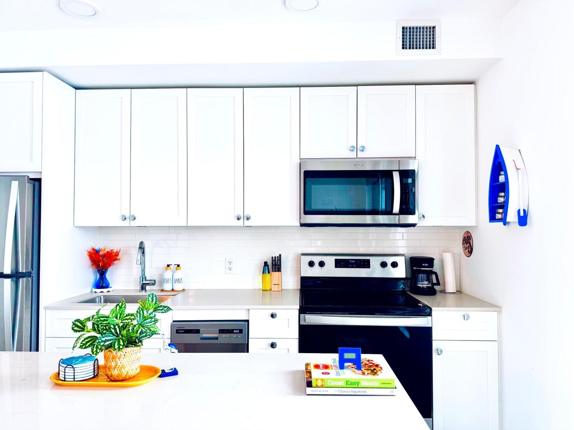 Bow River - Downtown - River Front - Free Street Parking Apartment *
