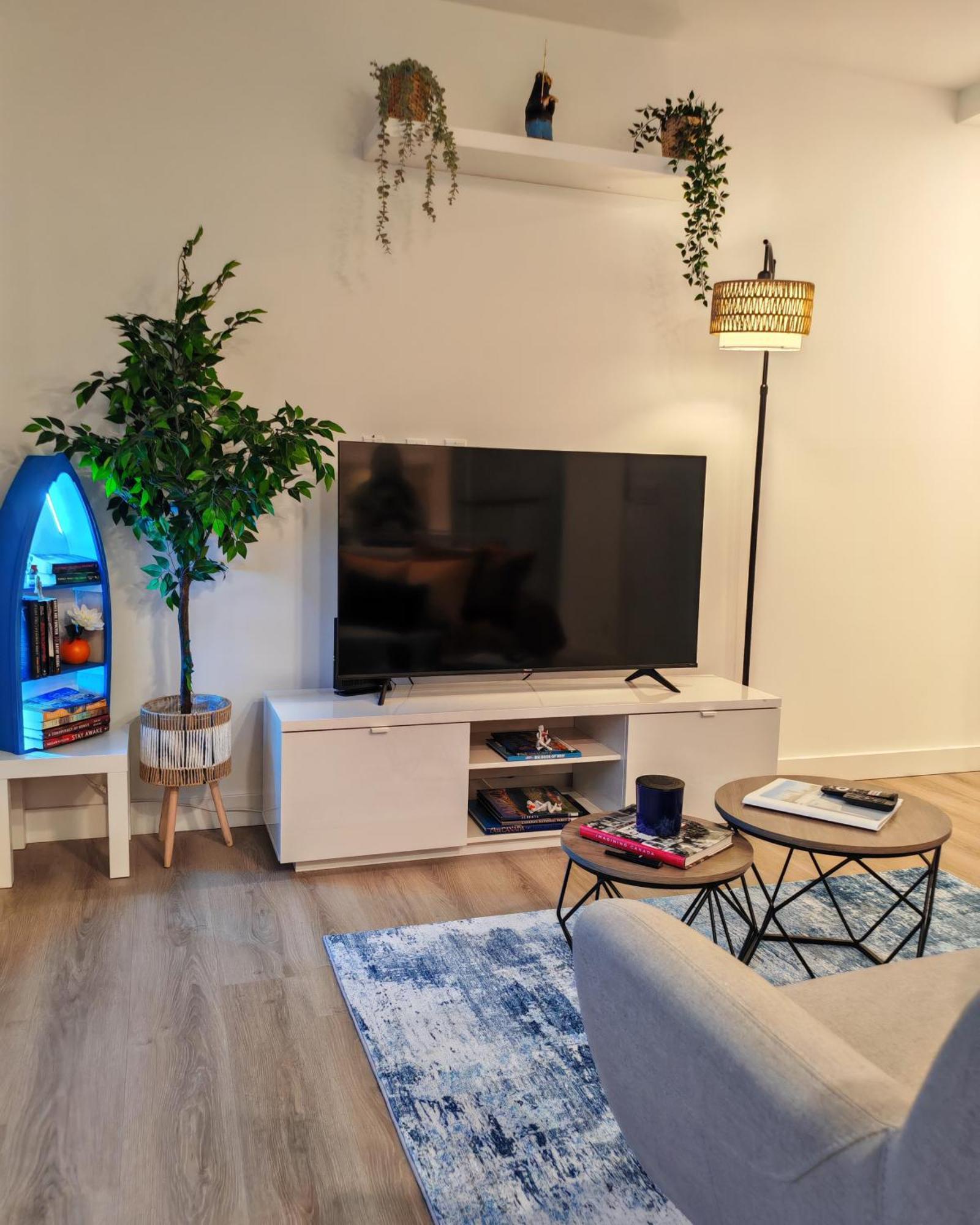 Bow River - Downtown - River Front - Free Street Parking Apartment